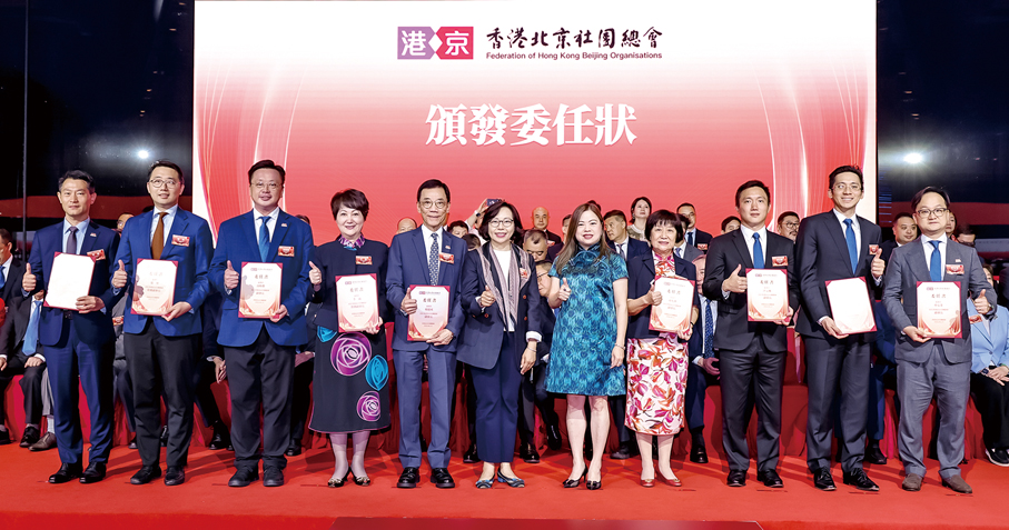 ▲麥美娟和羅淑佩為副會長頒發委任狀。