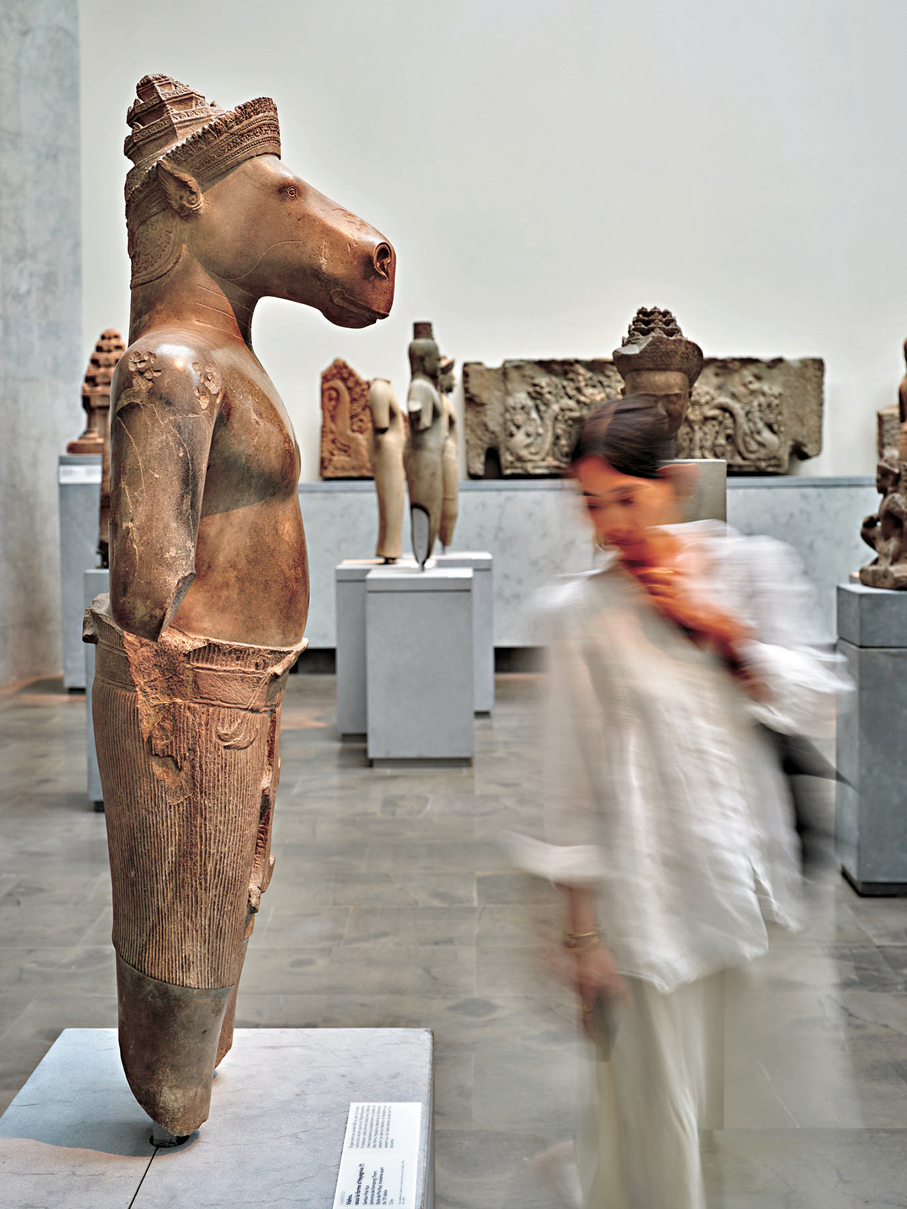 ●吉美博物館的Khmer courtyard展有吳哥窟馬面雕塑。   相片： David Giancatarina
