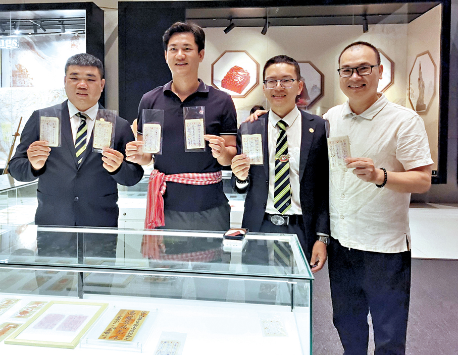 ●袁喜群（左二）在羅湖藝展中心展出收藏的部分僑批。