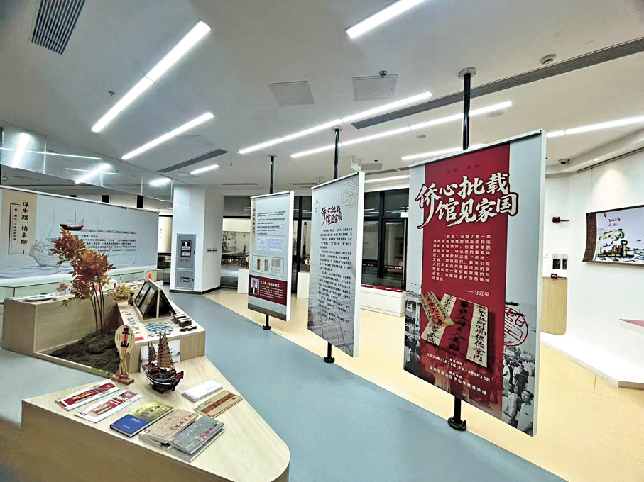 ●袁喜群供職學校設立了全國首個建在中小學校園裏的僑批專題展館。