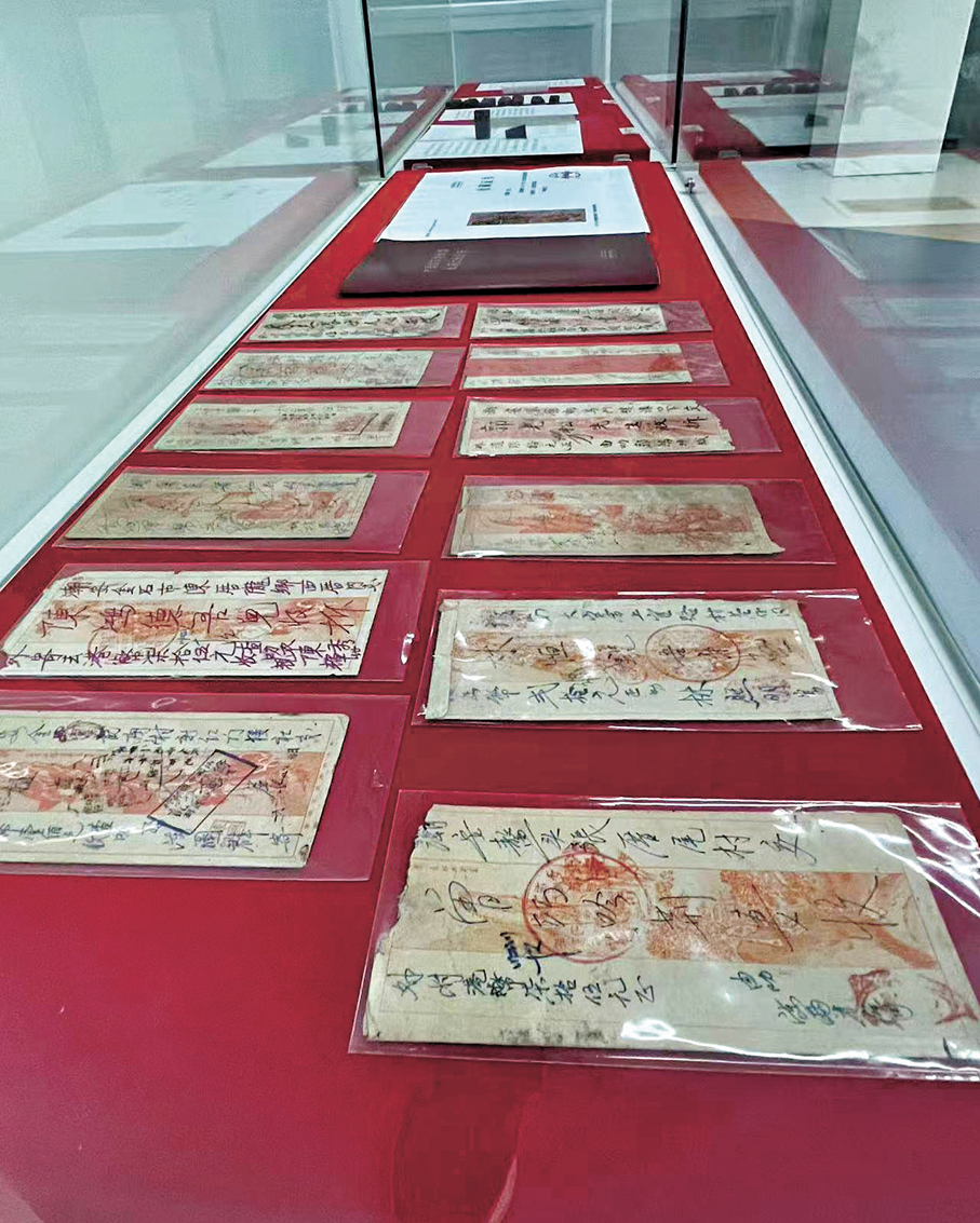 ●專題展館中展示了不同年代的僑批。