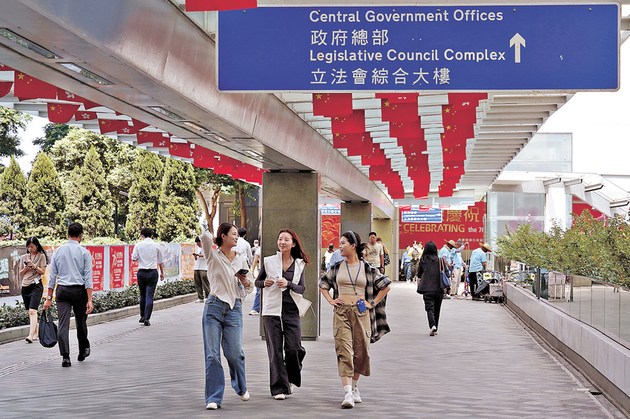 ●行政長官會同行政會議昨日決定各級公務員劃一加薪2%，追溯至4月1日起生效。  資料圖片