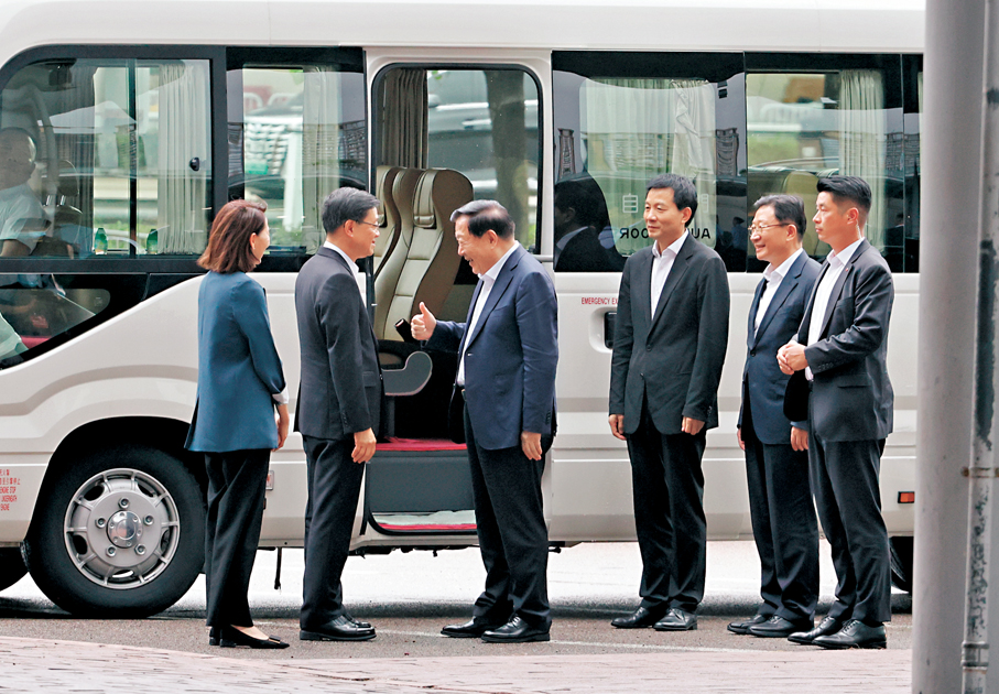 ●夏寶龍和李家超在深圳灣口岸下車後，面帶笑容地握手及交談，氣氛融洽，在交談間更對着李家超豎起大拇指讚好。 香港文匯報記者黃艾力 攝