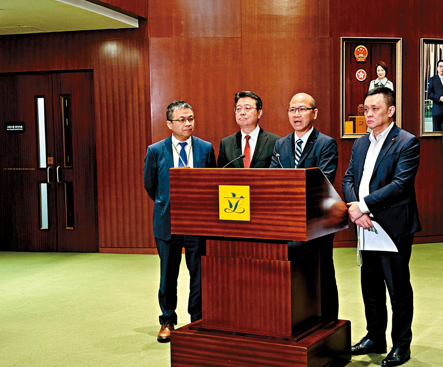 ●黃錦良（右二）建議優先支援設施薄弱的學校。 香港文匯報實習記者畢咏璇 攝