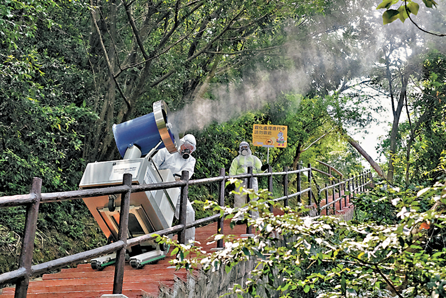 ●食環署職員用「電動爬梯機」運載「噴霧器」進行霧化滅蚊。  資料圖片