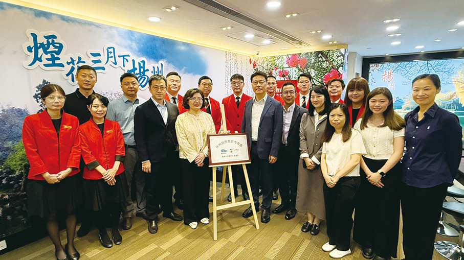 ●揚州市文化廣電及旅遊局領導與永安旅遊總經理及總員工合照。