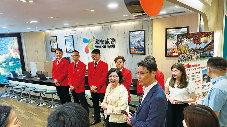 ●永安旅遊總經理馬世文為揚州市文化廣電及旅遊局領導介紹「揚州主題店」。