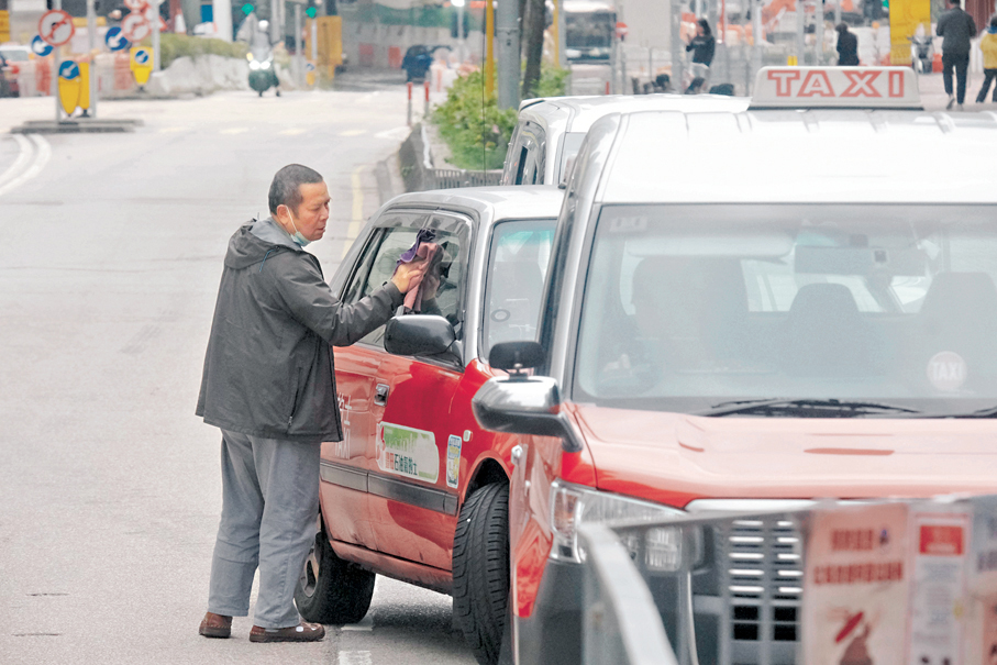 ●政府建議把商用車司機提交體檢證明書的年齡門檻由70歲降至65歲，並縮短其駕駛執照有效期，目標明年中落實相關安排。圖為的士司機預備「交更」。 資料圖片
