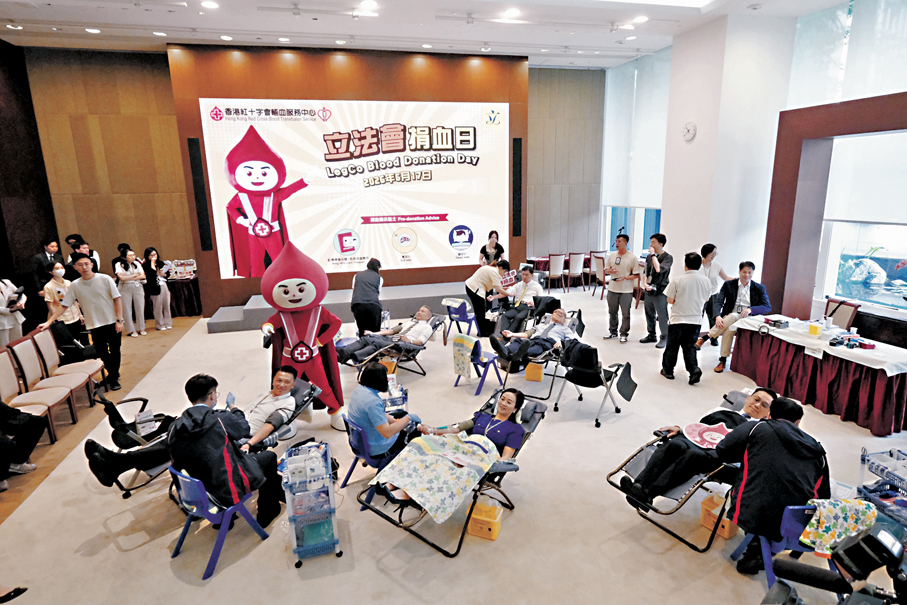 ●立法會聯同香港紅十字會昨日於立法會綜合大樓舉辦捐血活動，多名議員身體力行一起捐血。  香港文匯報記者涂穴  攝