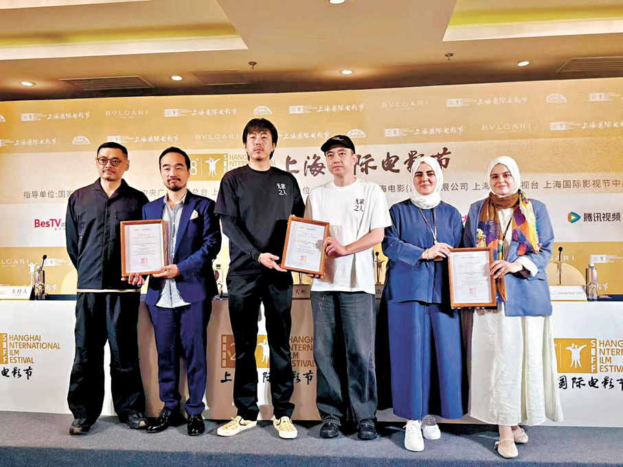 ●「亞新」單元入圍影片劇組合影留念。    香港文匯報記者夏微  攝