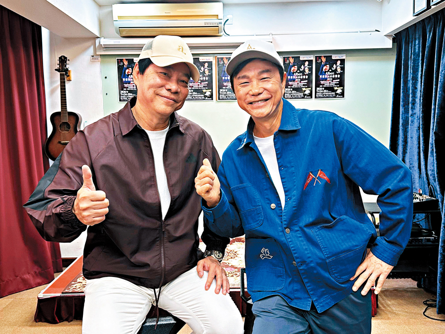 ●區瑞強（右）與區瑞明為音樂會點讚。    香港文匯報記者子棠  攝