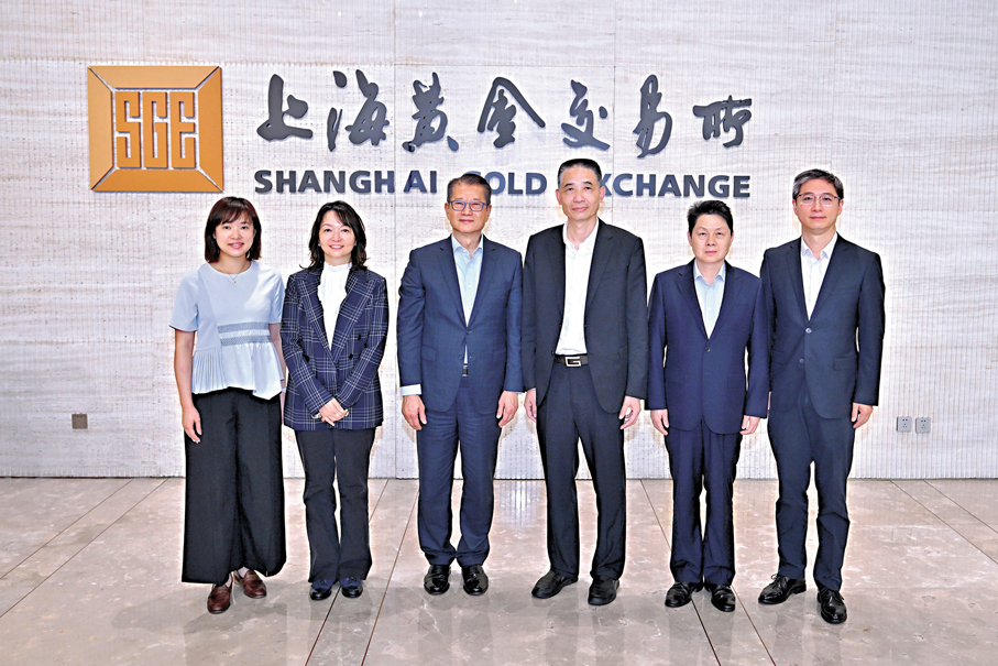 ●財政司司長陳茂波（左三）、上海黃金交易所理事長余文建（右三）、香港特別行政區政府駐上海經濟貿易辦事處主任黃凱怡（左二）和上海黃金交易所其他負責人合照。 政府新聞處圖片