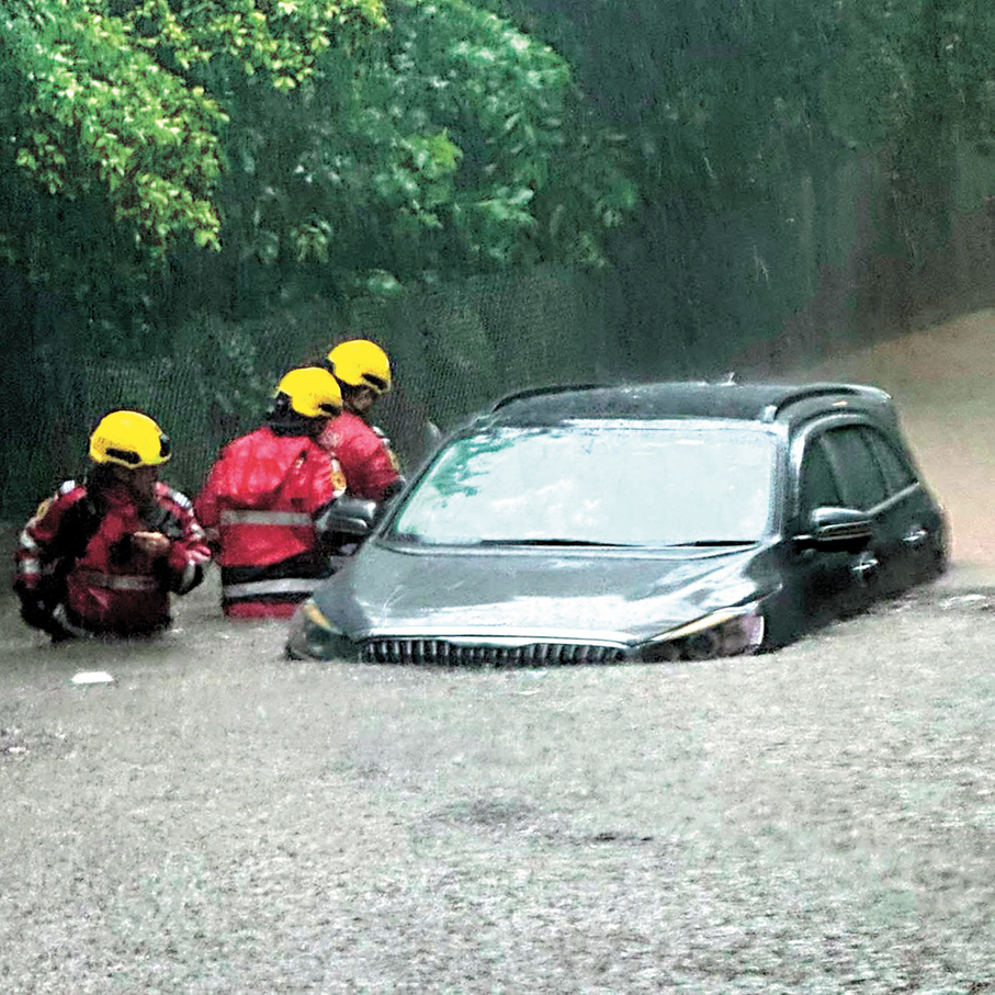 ●消防員涉水處理被困水中的私家車。 消防處Fb圖片
