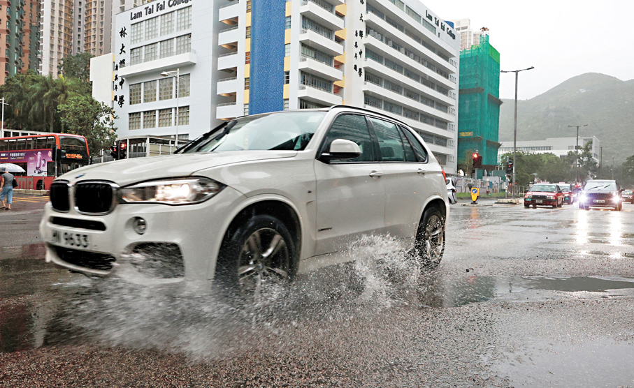 ●昨日黑雨期間，沙田暴雨持續，車輛行車時也要涉水慢駛。 香港文匯報記者郭木又  攝