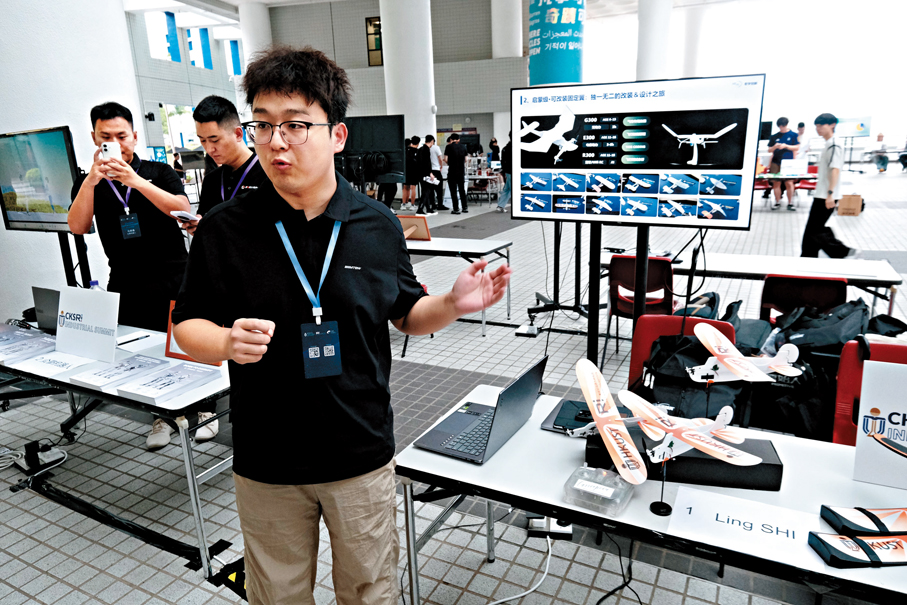 ●科大學生創辦的一家機器人初創企業專注於固定翼飛行器研發，其最小型的產品僅有8.5克。香港文匯報記者涂穴  攝