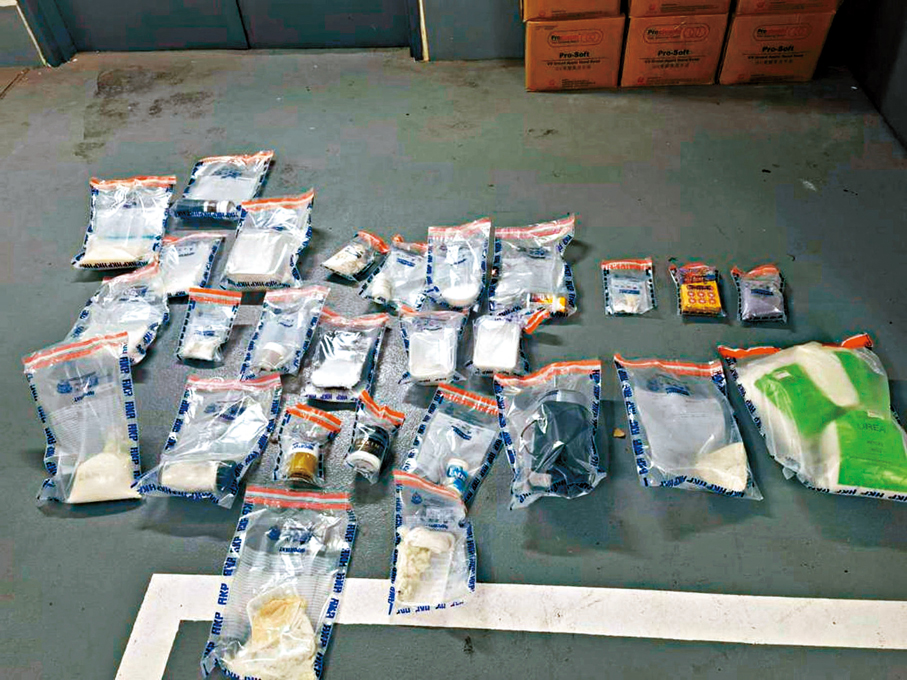 ●警方在案中檢獲不同種類化學品。 資料圖片