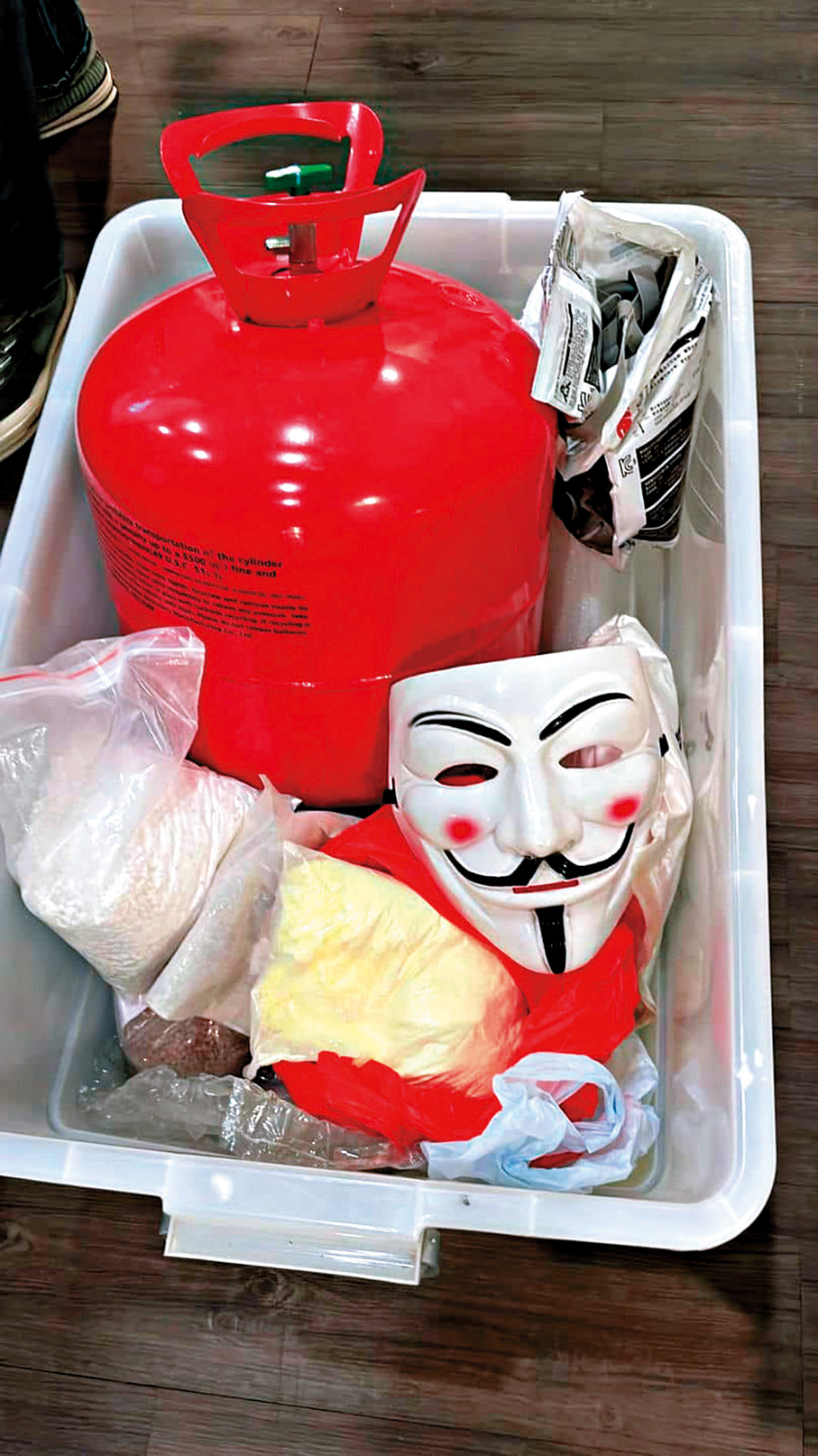 ●警方共檢獲逾20公斤不同種類化學原材料，可製造TATP及HMTD炸彈。 資料圖片