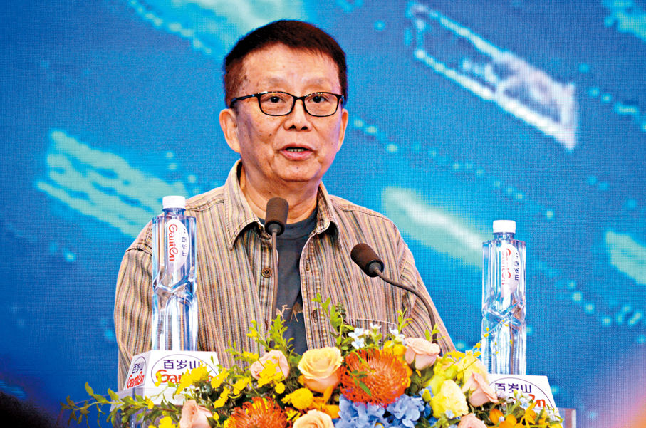 ●黃建新表示，未來電影的品類結構將發生變化。  香港文匯報記者夏微  攝