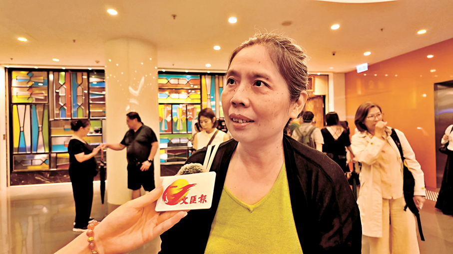 ●吳女士一直有關注僑批的歷史。   香港文匯報實習記者譚琪賢  攝