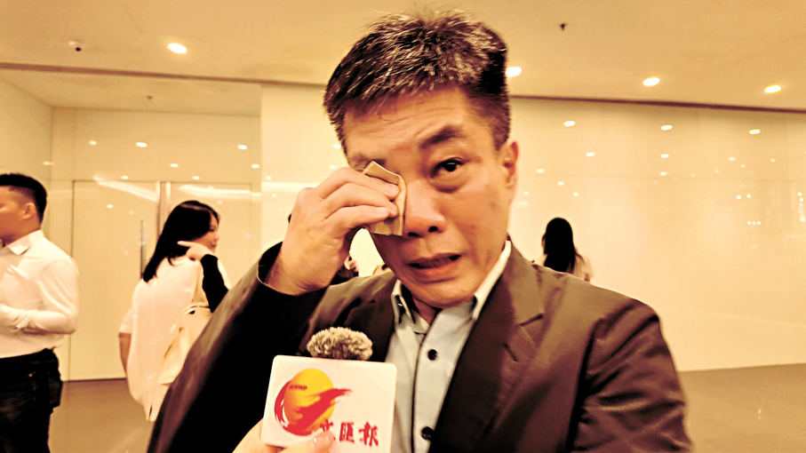 ●陳先生談起每一位為生活努力拚搏的人激動落淚。 香港文匯報實習記者譚琪賢  攝