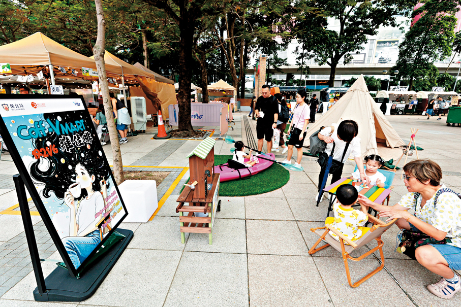 ●小朋友在市集玩耍。  香港文匯報記者北山彥  攝