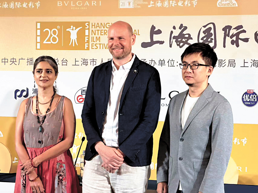 ●中國動畫導演於水（右）與英國動畫導演威爾·比徹（中）等出席上影節活動。香港文匯報記者夏微  攝