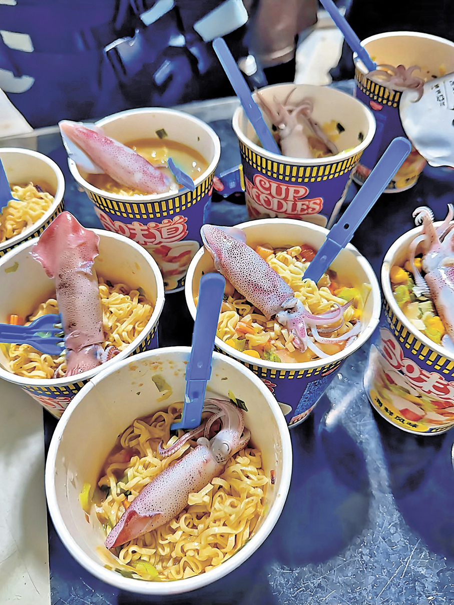 ●上岸的吹筒仔可以立刻白灼，搭配方便麵食用。
