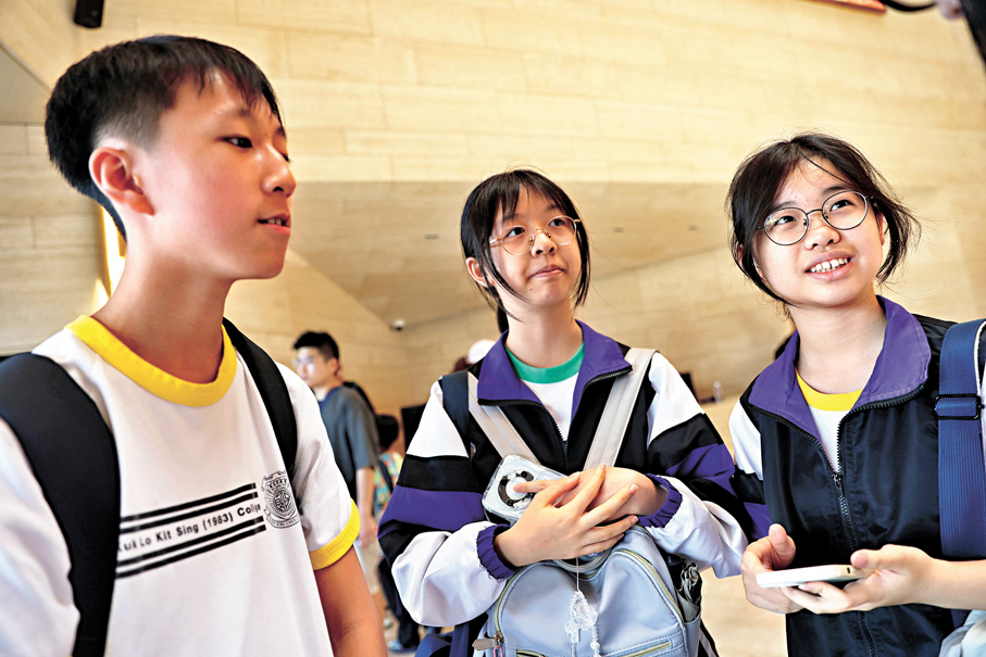 ●王同學（左一）與袁同學（右一）。香港文匯報記者萬霜靈  攝