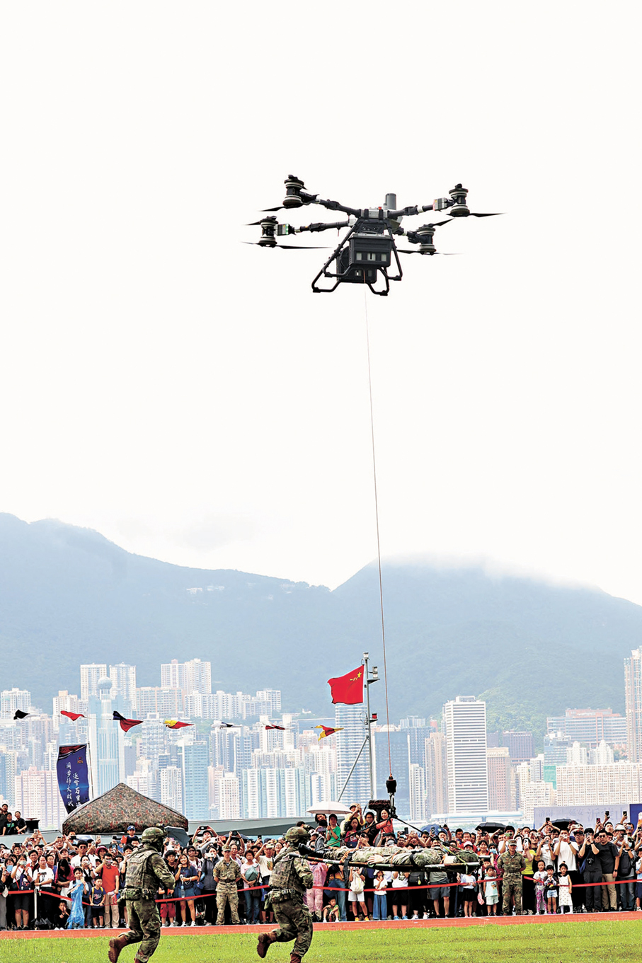 ●特戰隊員與無人機配合，演練不同戰場上的行動。圖為無人機執行運送傷者任務。香港文匯報記者萬霜靈  攝