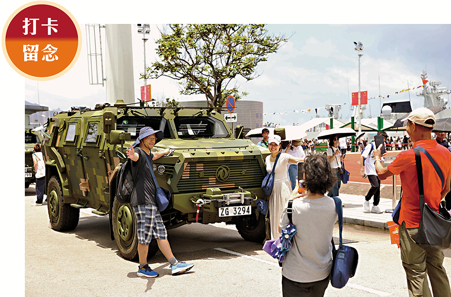 ●參觀者在「東風猛士」系列軍用車輛前打卡留念。香港文匯報記者萬霜靈  攝 