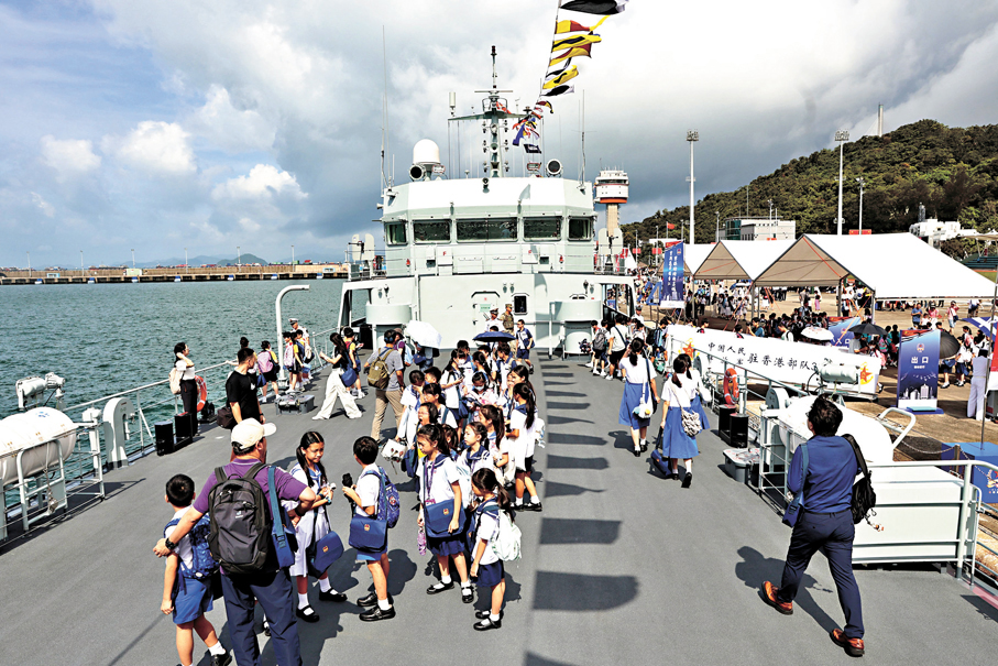 ●大人與小朋友一同登艦參觀，難掩興奮。 香港文匯報記者萬霜靈  攝