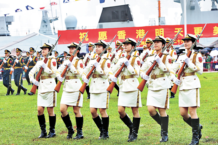 ●女儀仗兵在槍械儀仗表演上大顯身手。 香港文匯報記者萬霜靈  攝