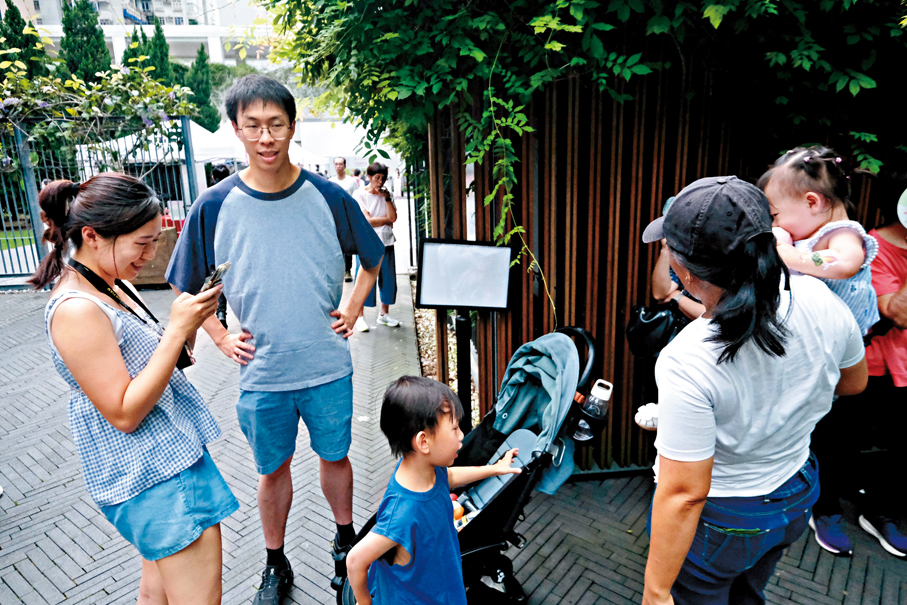 ●陳先生一家。香港文匯報記者涂穴  攝