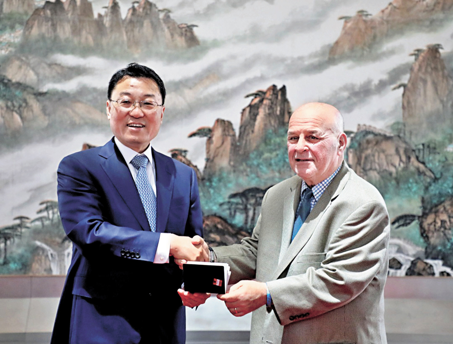 ●當地時間6月19日端午節當天，中國駐美國大使謝鋒邀請「賽考斯」先生等美國新老朋友前往使館做客。 中國駐美國大使館圖片