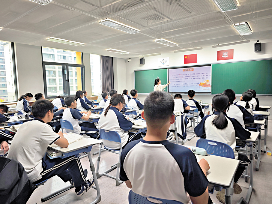●北京四中雄安校區初一（2）班學生在上語文課 。