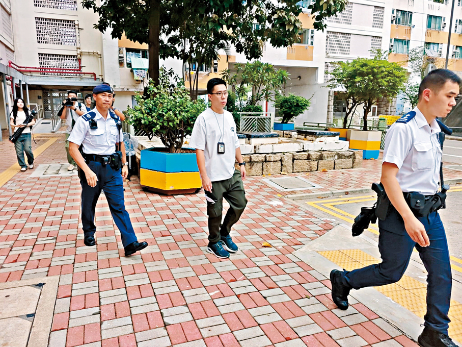 ●前日案發後，重案組探員到荔景邨命案現場調查。 資料圖片