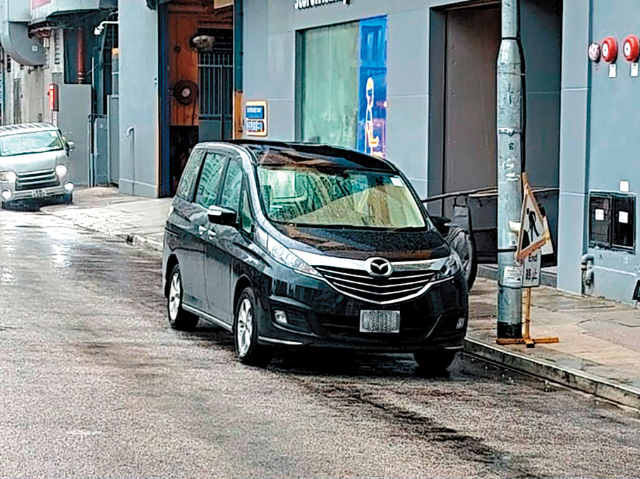 ●涉機場金條劫案的套假牌七人車。