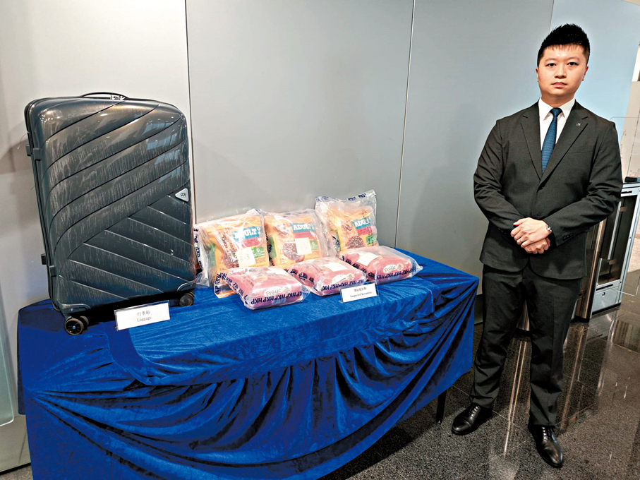●警方講述偵破「飛機豬」從歐洲偷運毒品到港案件詳情及展示證物。香港文匯報記者劉友光 攝