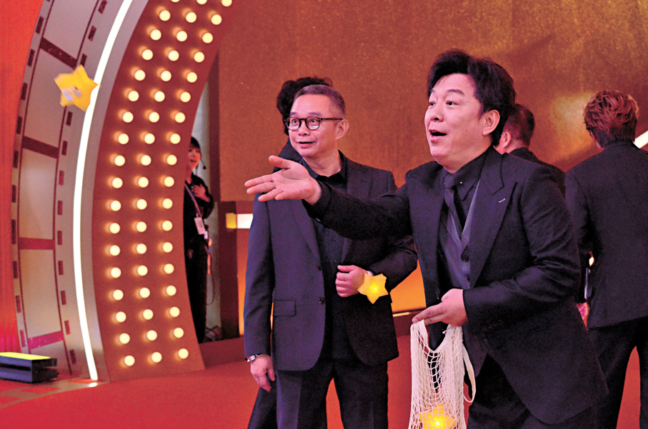 ●《群星閃耀時》劇組亮相，主演黃渤派「星星」。 香港文匯報記者夏微  攝
