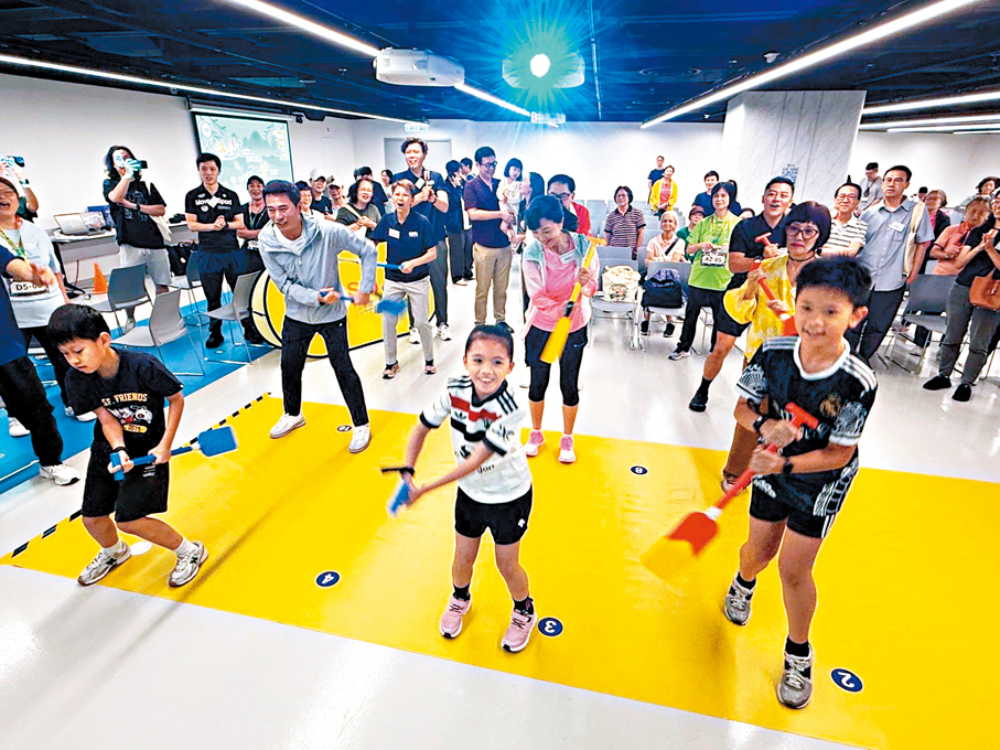 ●眾人參與賽龍舟虛擬運動。 香港文匯報記者阿祖 攝