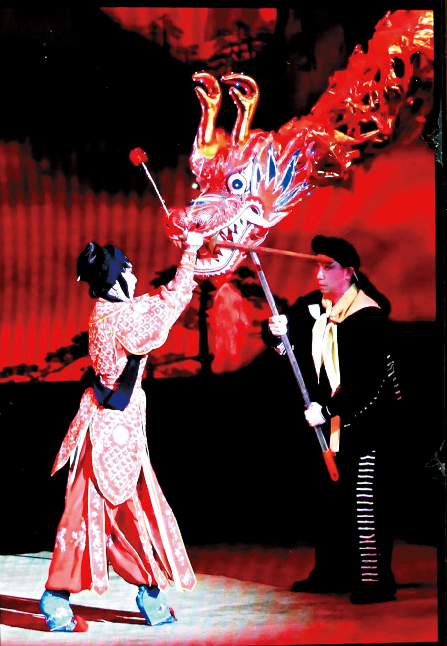 ●陳紀婷在《紮腳劉金定大破火龍陣》中上演紮腳功架。