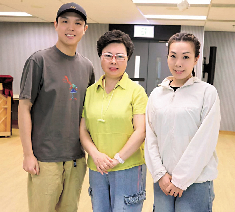 ●（左起）黃成彬、班主林珊珊及陳紀婷。