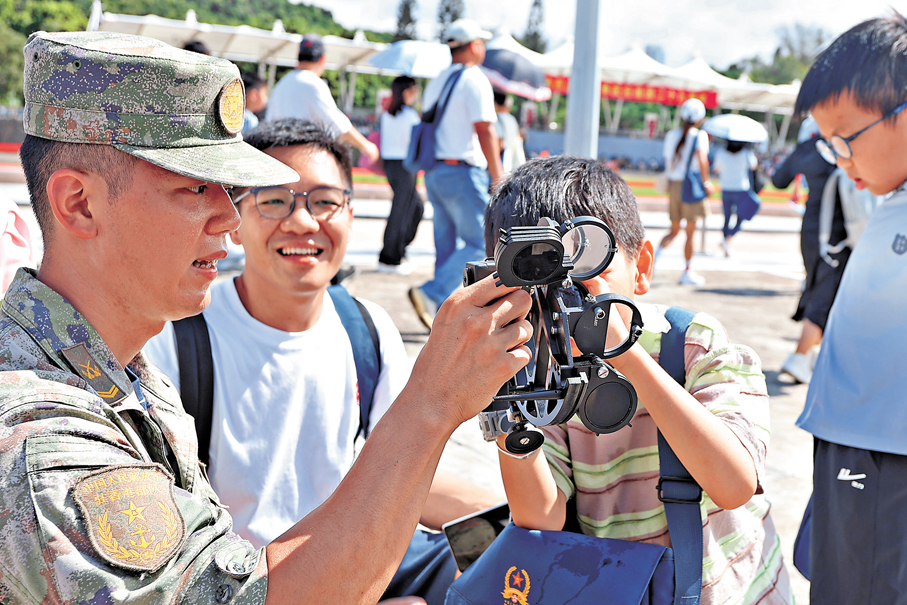 ●官兵教授小孩使用軍用儀器。香港文匯報記者黃艾力  攝