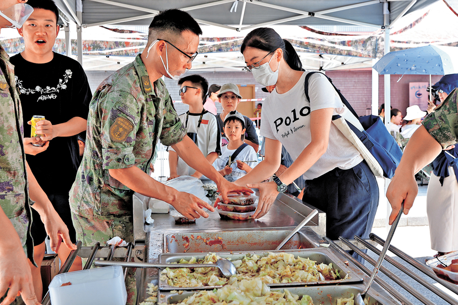 ●民以食為天，軍營開放日也將這份煙火氣融入其中。 香港文匯報記者黃艾力  攝
