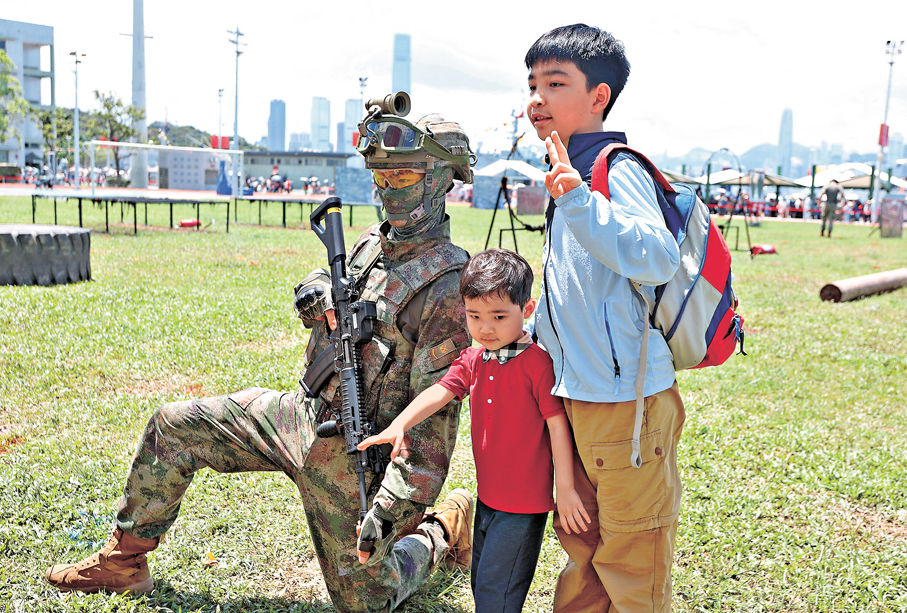 ●市民與「獵人戰鬥」士兵合影。香港文匯報記者黃艾力  攝