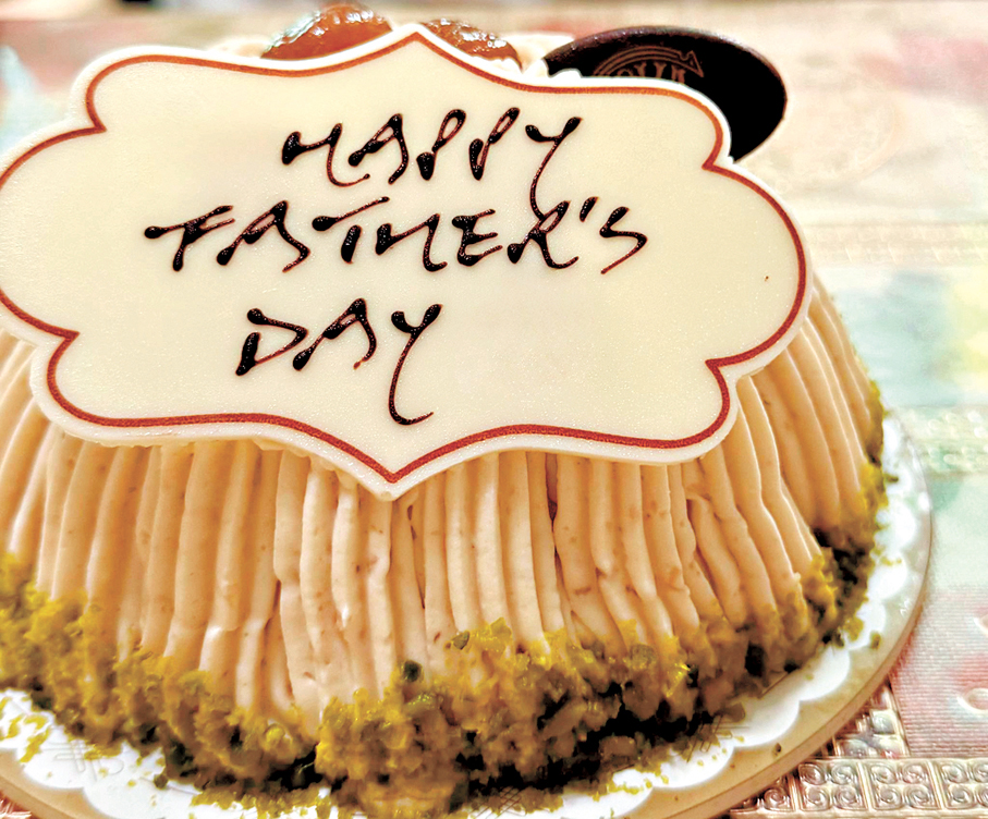 ●李家超在社交平台上載印有「Happy Father's Day」字樣的蛋糕，祝父親節快樂。 李家超Fb圖片
