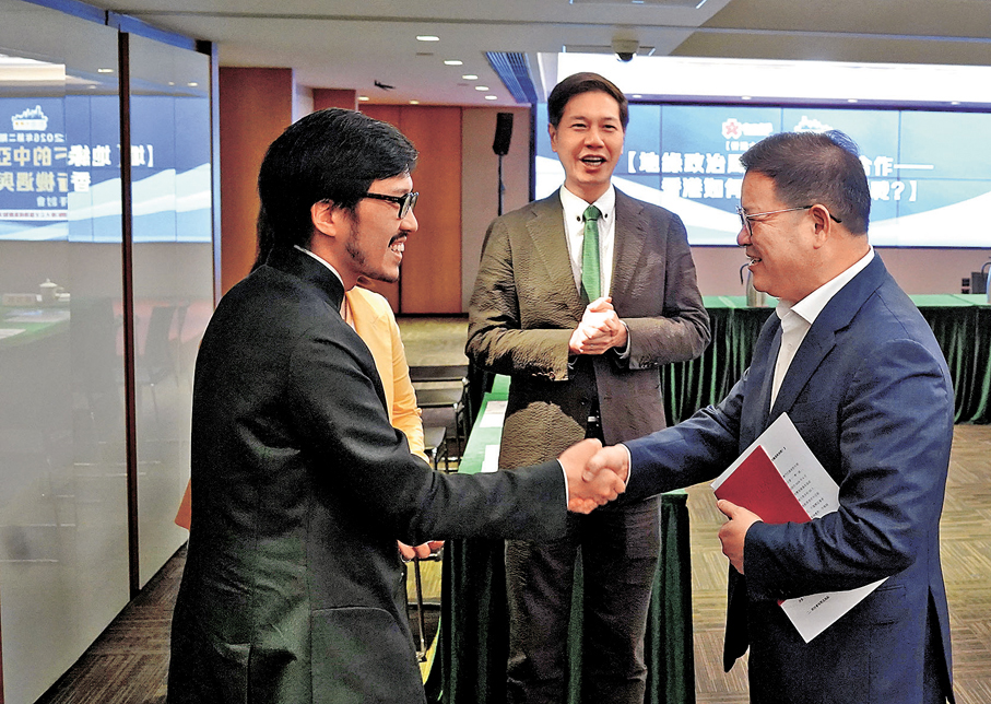 ●香港大公文匯傳媒集團副董事長、總編輯張國義（右）、「一帶一路」專員何力治（左）。香港文匯報記者曾興偉 攝