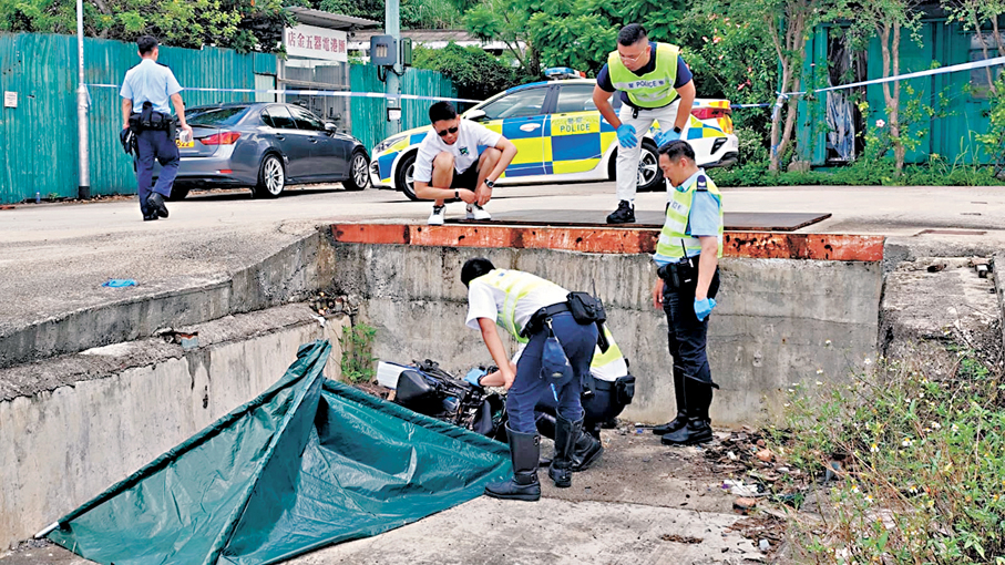 ●墮下卸貨台死亡男子的遺體被帳篷遮蓋，旁邊有一輛涉事電動單車。香港文匯報記者林兆崙  攝
