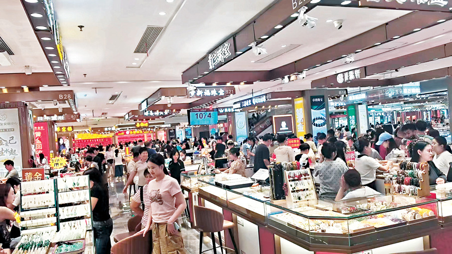 ●在端午假期大量客戶於水貝多個黃金櫃台買入黃金，有消費者稱，相比年內高位，現時8克吊墜可省近兩千元。圖為深圳水貝國際黃金交易中心。香港文匯報深圳傳真