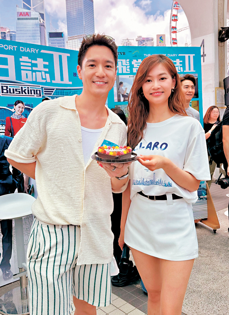 ●郭柏妍為吳偉豪送上生日蛋糕。   香港文匯報記者子棠  攝